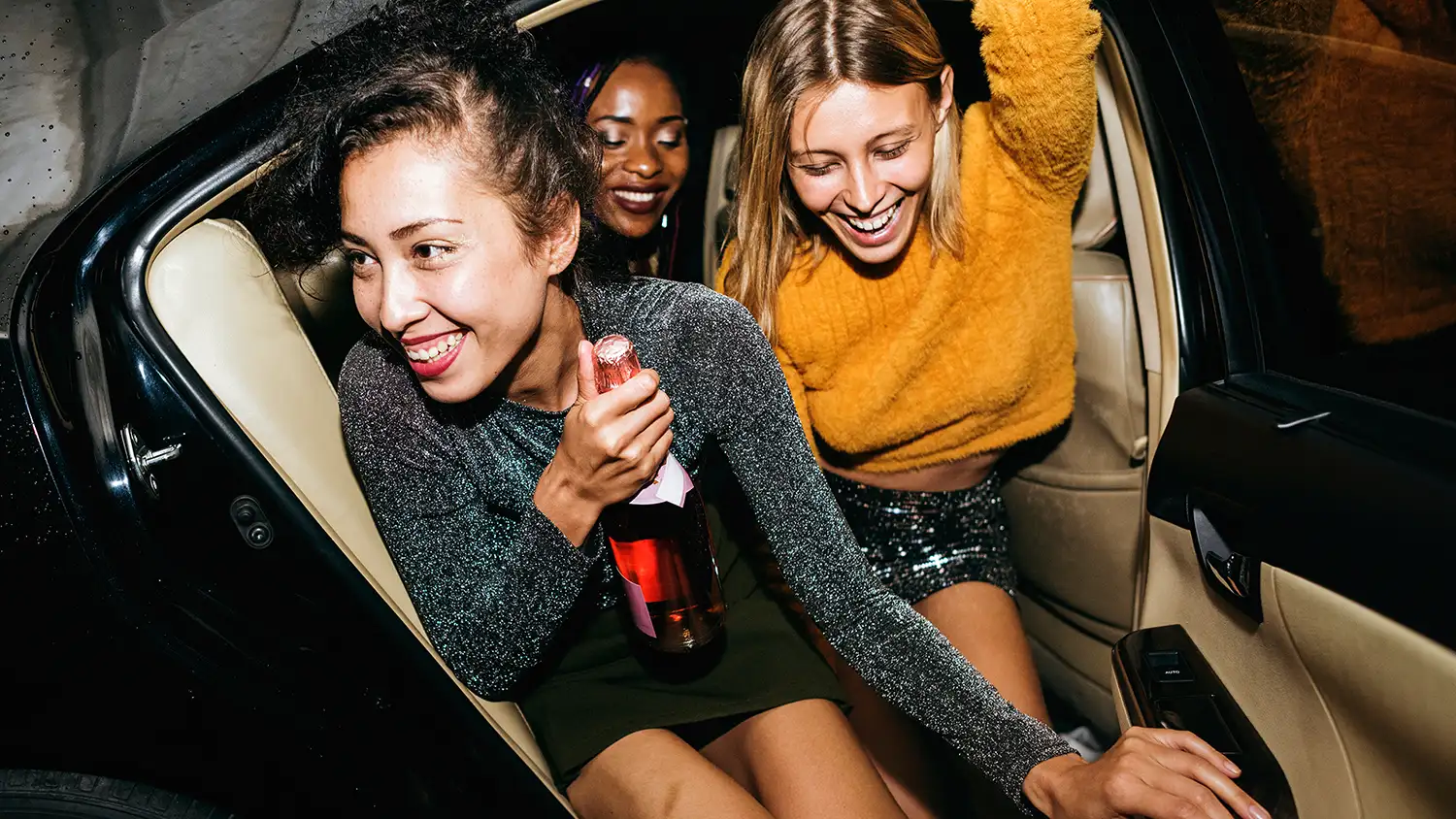 Vielfältige Frauen auf dem Rücksitz eines Taxis